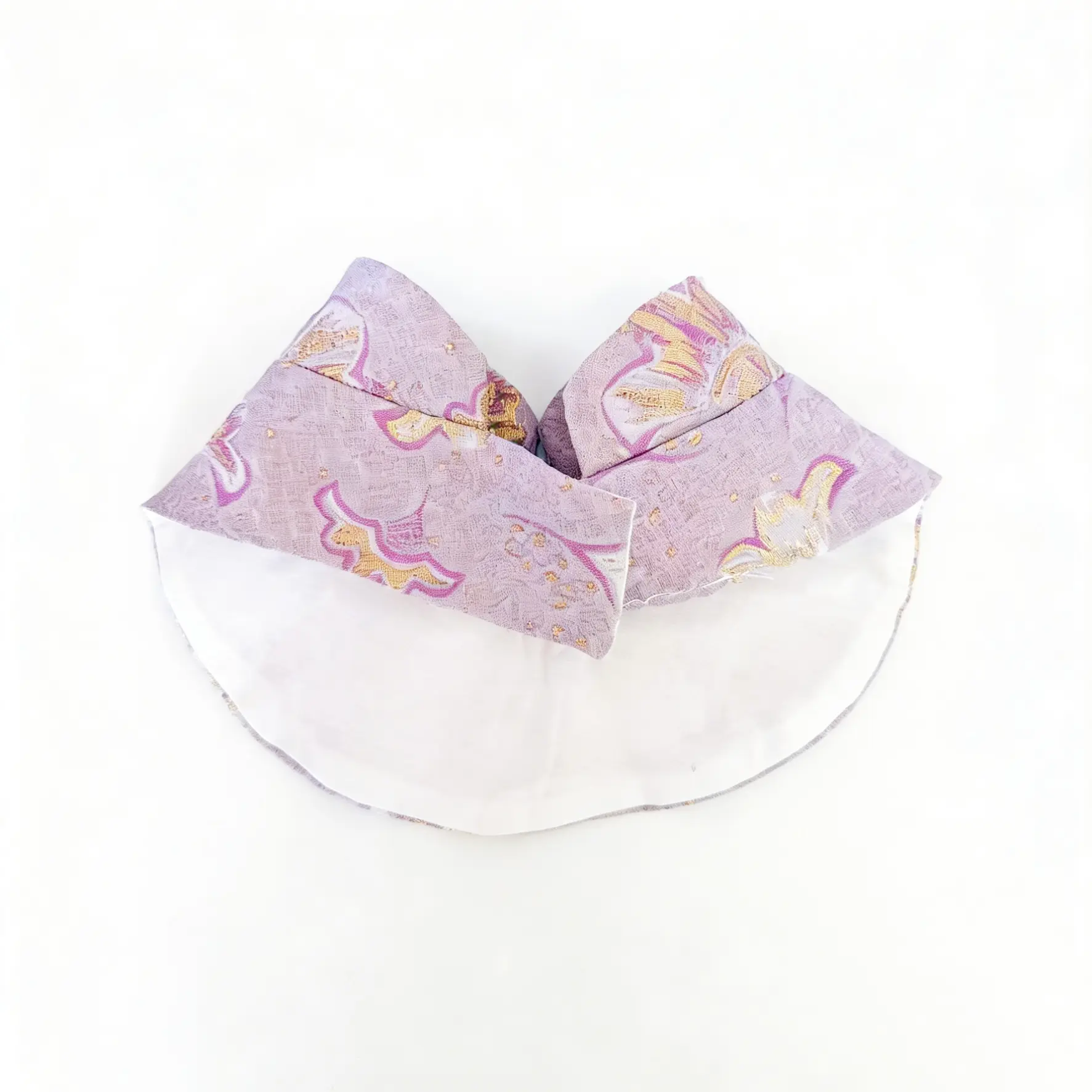 Close-up of stand collar cloud collar lining, Odor-Free, Wrinkle-Resistant, soft & skin-friendly